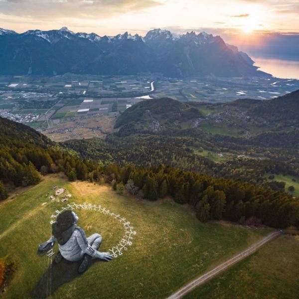 Огромный рисунок на альпийском холме, который видно с воздуха (10 фото)