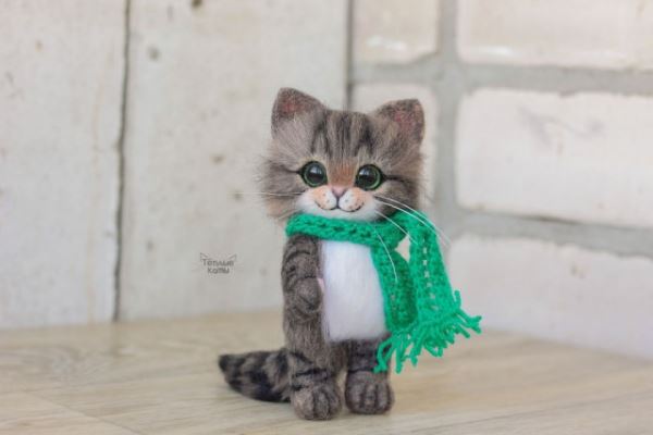 Очаровательные котики и кошечки из валяной шерсти (36 фото)
