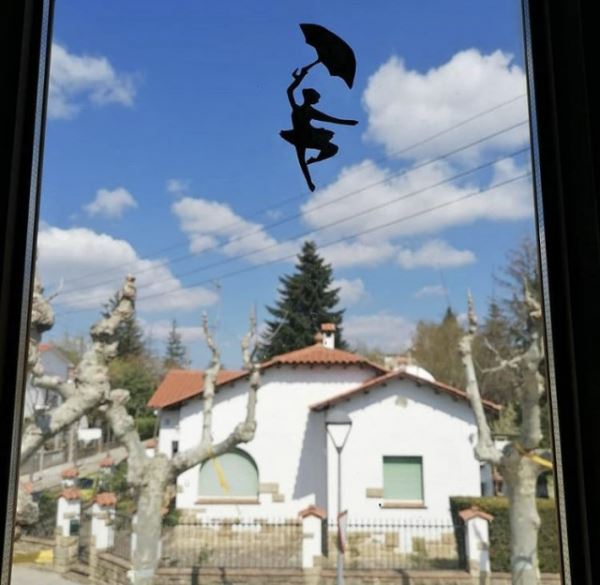 Испанский уличный художник Pejac запустил арт-проект, призвав всех желающих превратить свои окна в художественные холсты (14 фото)