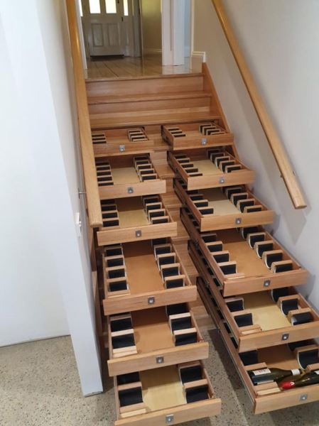 Деревянную лестницу оригинально превратили в винный погреб (3 фото)