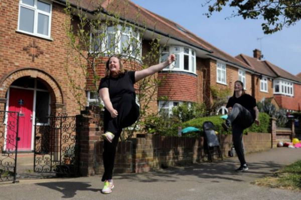 В Великобритании фитнес-инструктор проводит занятия для своих соседей прямо на улице (21 фото + видео)