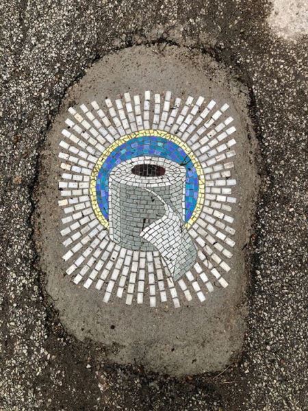 Чикагский художник, латающий дорожные ямы с помощью мозаики, создал новые работы, посвящённые карантину (6 фото)
