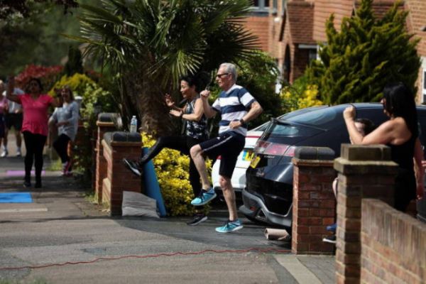 В Великобритании фитнес-инструктор проводит занятия для своих соседей прямо на улице (21 фото + видео)