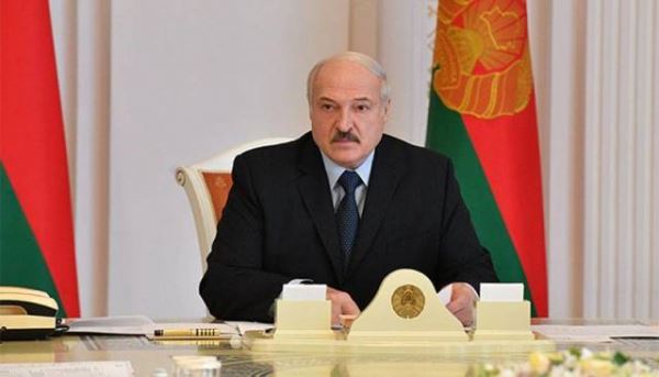 «Подумайте, что скажут люди»: Президент Белоруссии заявил о невозможности отменить парад 9 мая