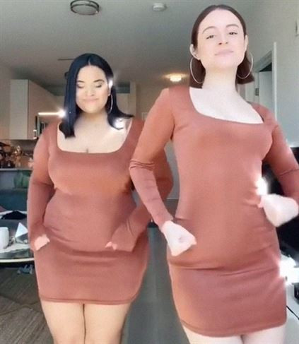 Две подруги показывают, как на разных типах фигуры сидит одинаковая одежда (28 фото)